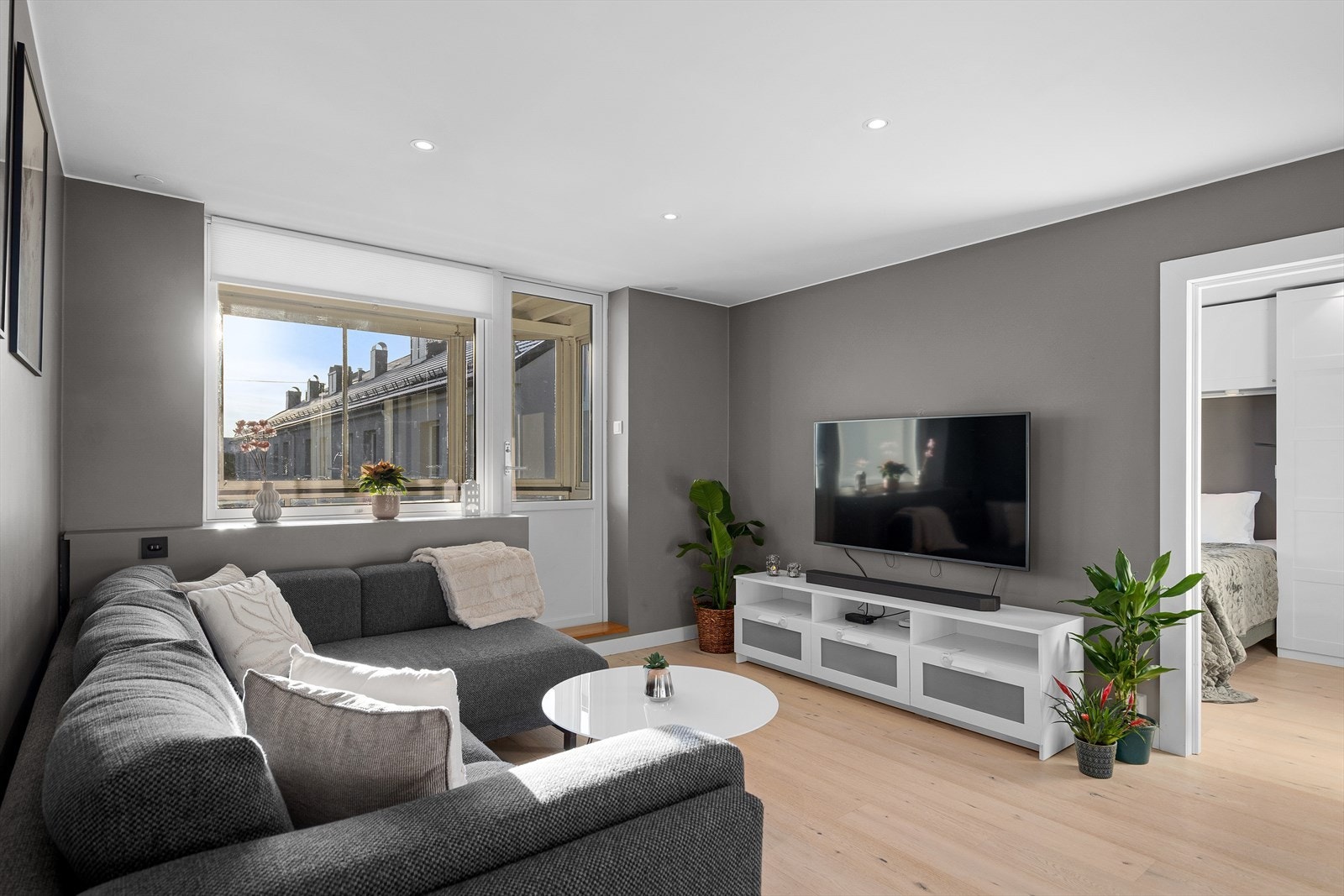 Innbygde radiatorer (med oppvarming og varmtvann inkl. - bergvarme) gir ett moderne preg på leiligheten. Galleribilde