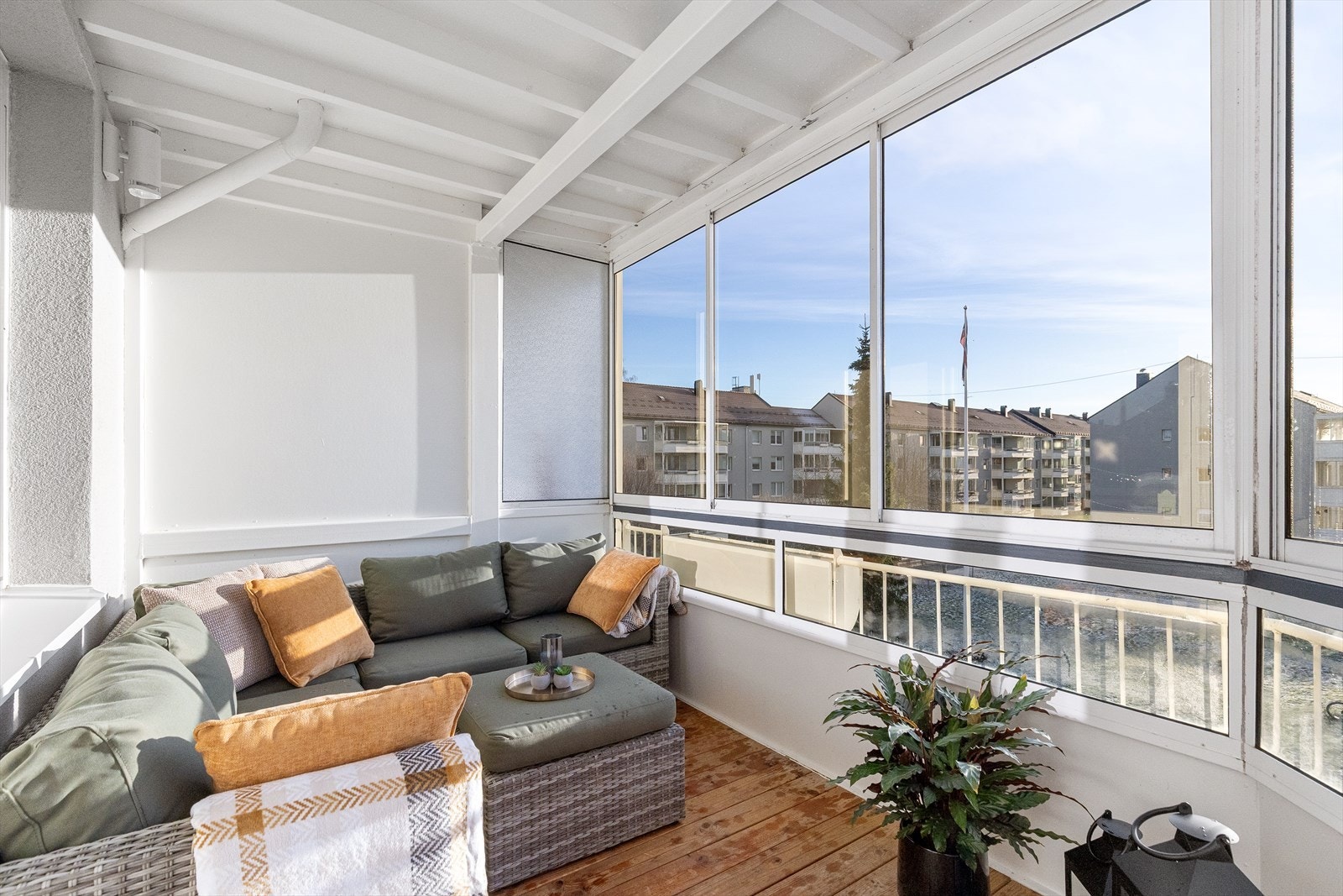 Flott innglasset balkong på 8 m² vendt mot plen og friarealer. Galleribilde