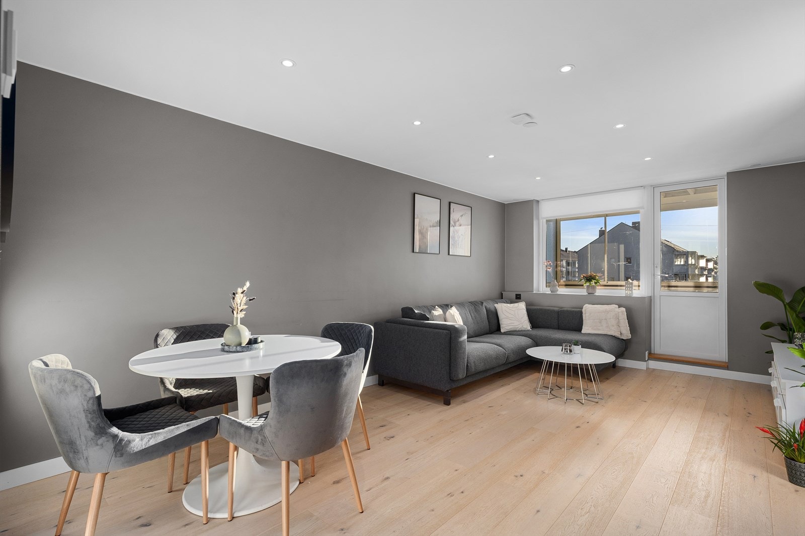 Stuen er romslig og har plass til både sofaseksjon og spisebord. Galleribilde