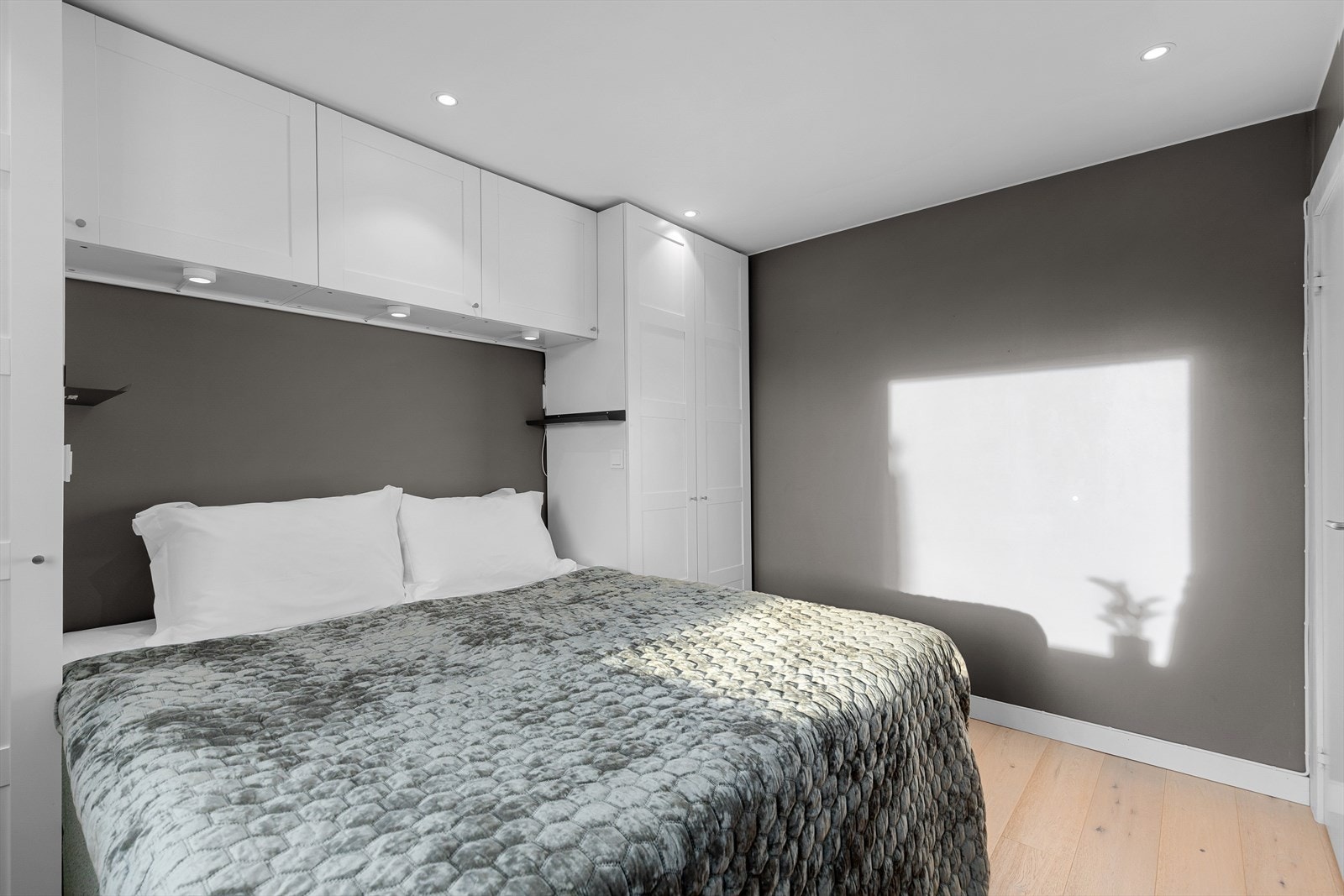 Romslig hovedsoverom med skapplass Galleribilde