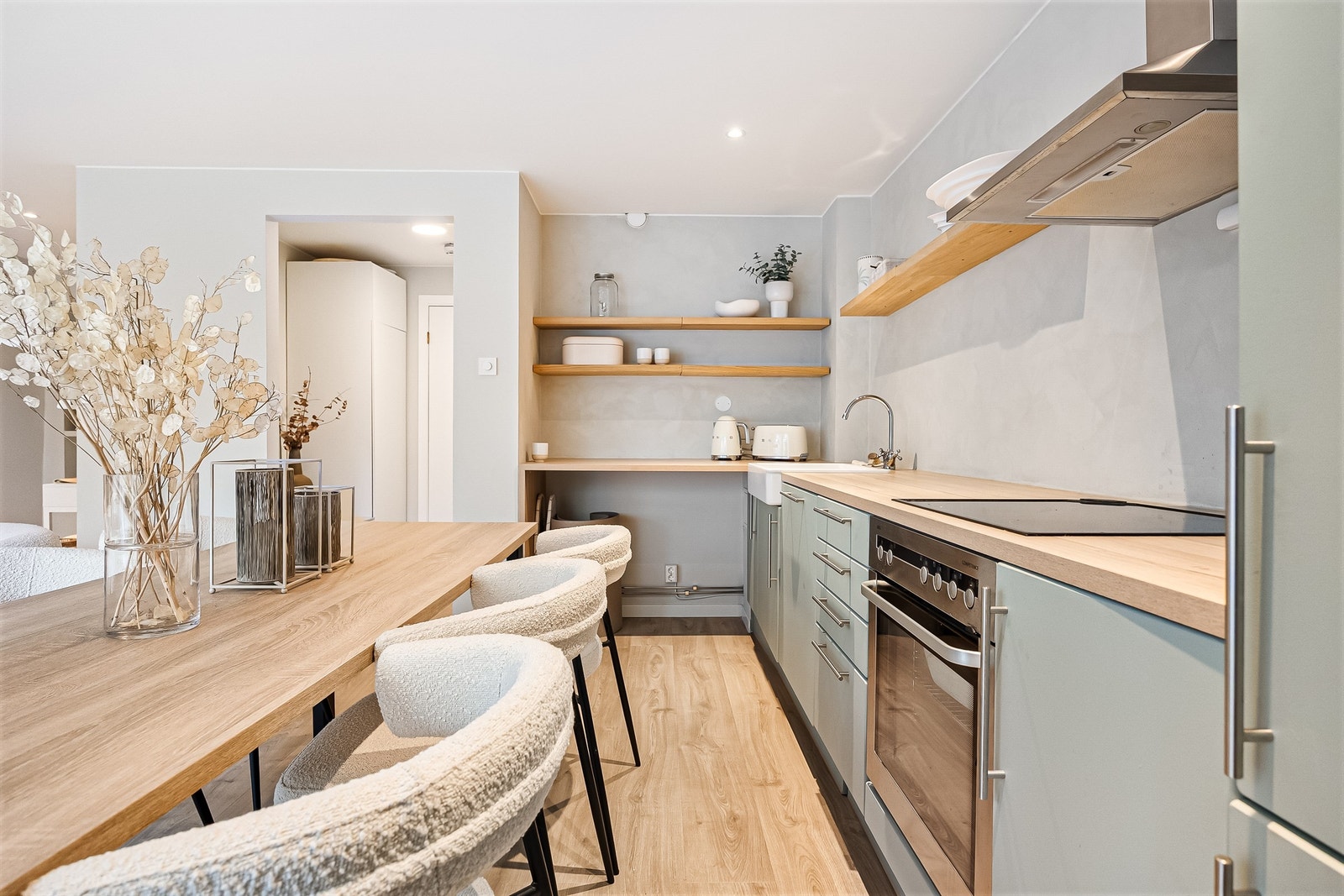 Maksimal utnyttelse av areal! God plass til både spisegruppe som man også kan se TV fra, samt barstoler langs kjøkkenbenk. Galleribilde