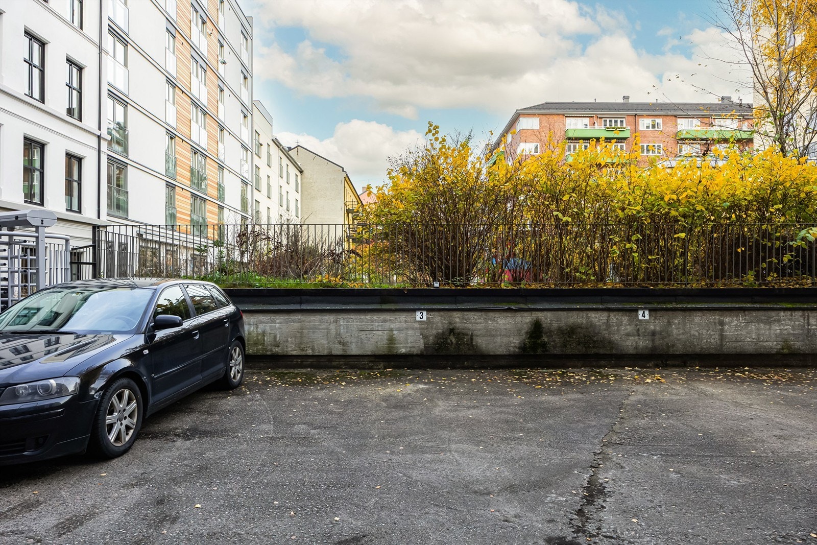 Sameiet har 5 stk parkeringsplasser til leie etter venteliste. Kontrakt for parkeringsleie (kr. 800,- pr. mnd) kan medfølge dersom ønskelig. Galleribilde