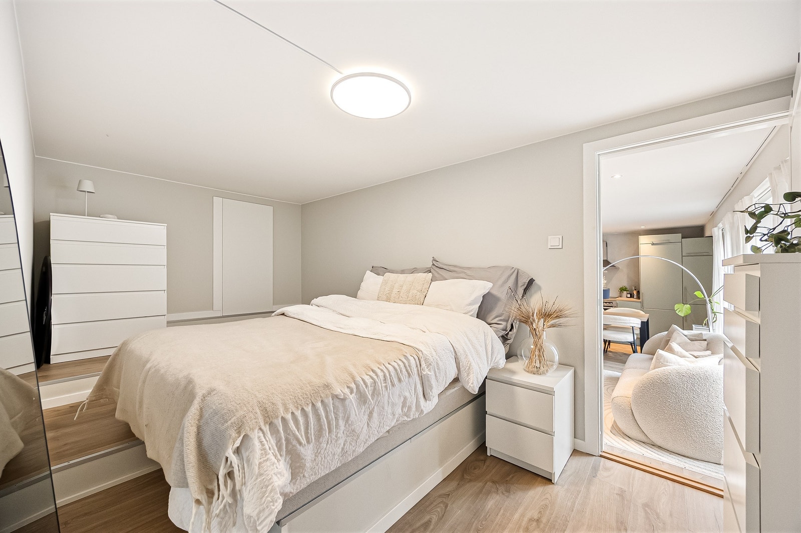 Disponibelt rom. Her er det tilgang til innvendig bod med masse plass til ekstra oppbevaring. Boden er utstyrt med praktisk garderobeheng fra tak. Galleribilde