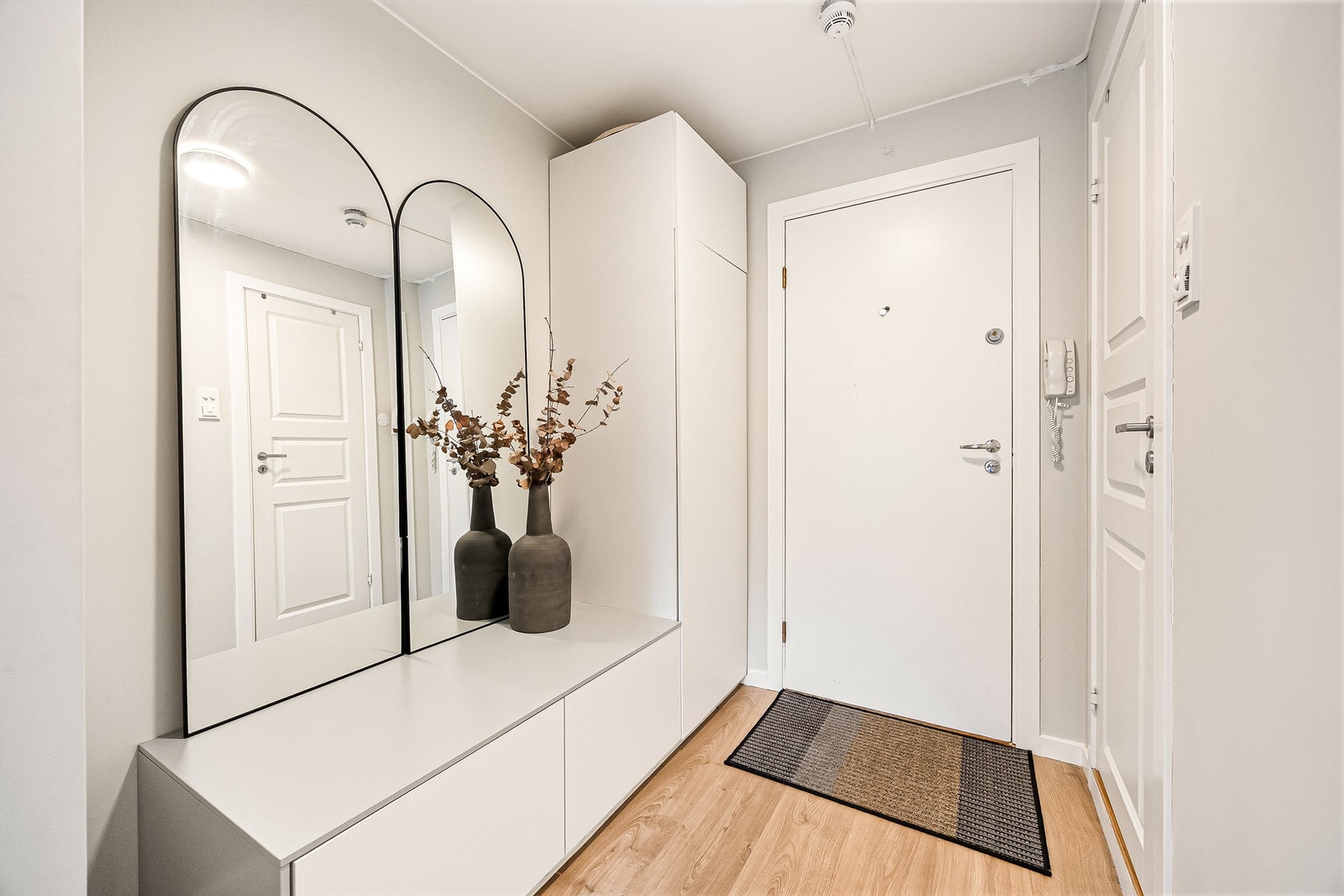 Lys og praktisk entré med god plass til å henge fra seg ytterklær og skotøy, samt ekstra oppbevaringsmuligheter i garderobeskap. Galleribilde