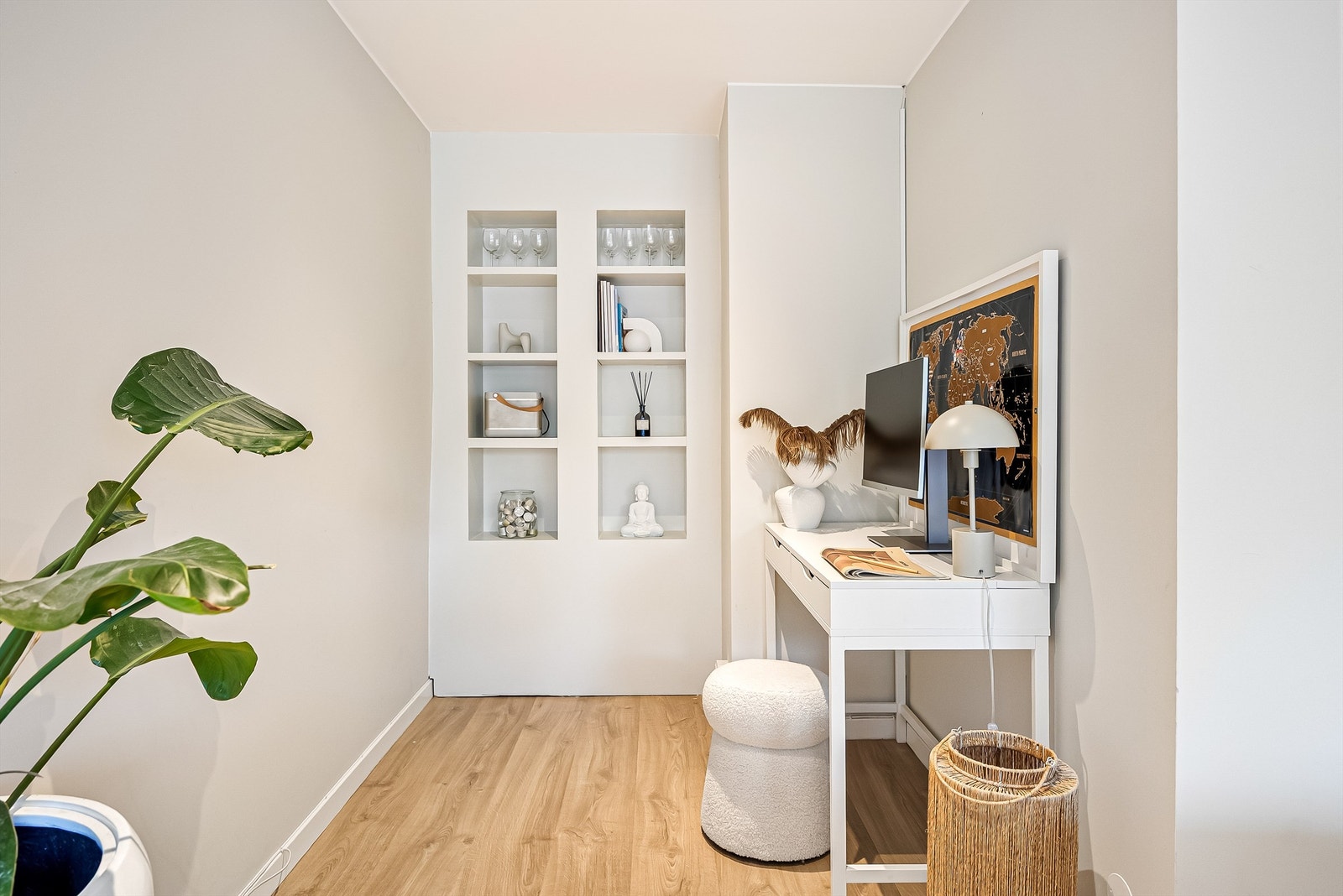 Lekker kontorplass med innfelte og dekorative hyller i vegg. Galleribilde