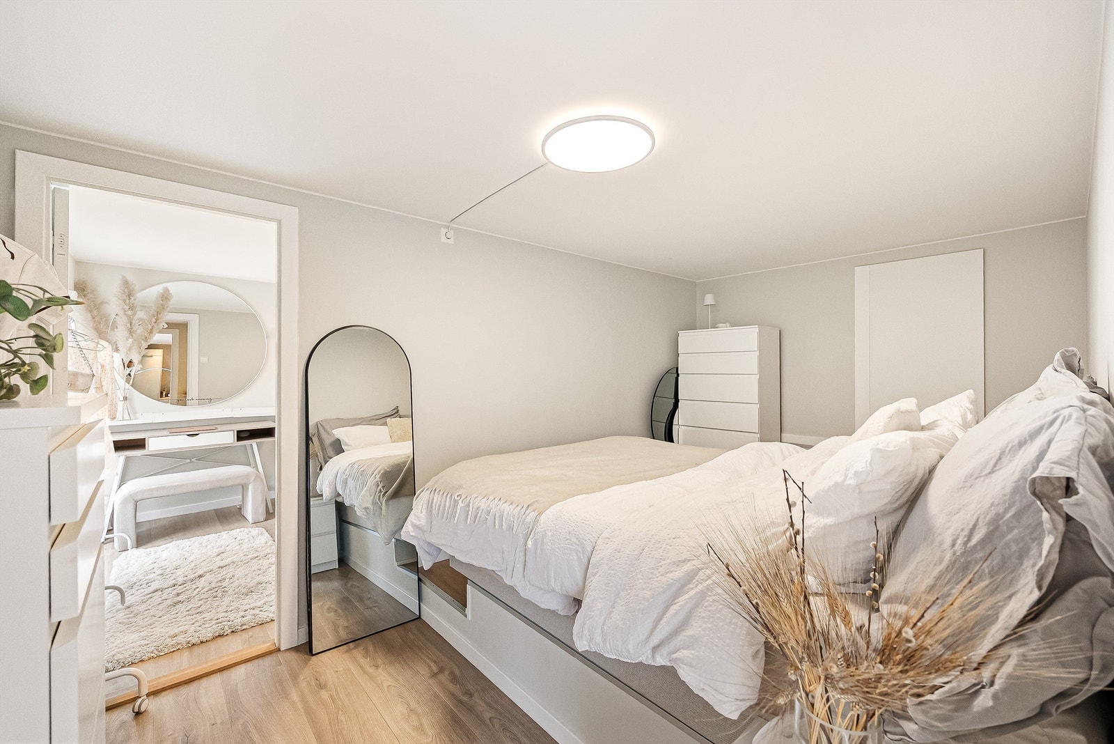 Med adkomst fra stuen kommer man til disponibelt rom/garderoben. Her er det gode oppbevaringsmuligheter etter ønske og behov. Galleribilde