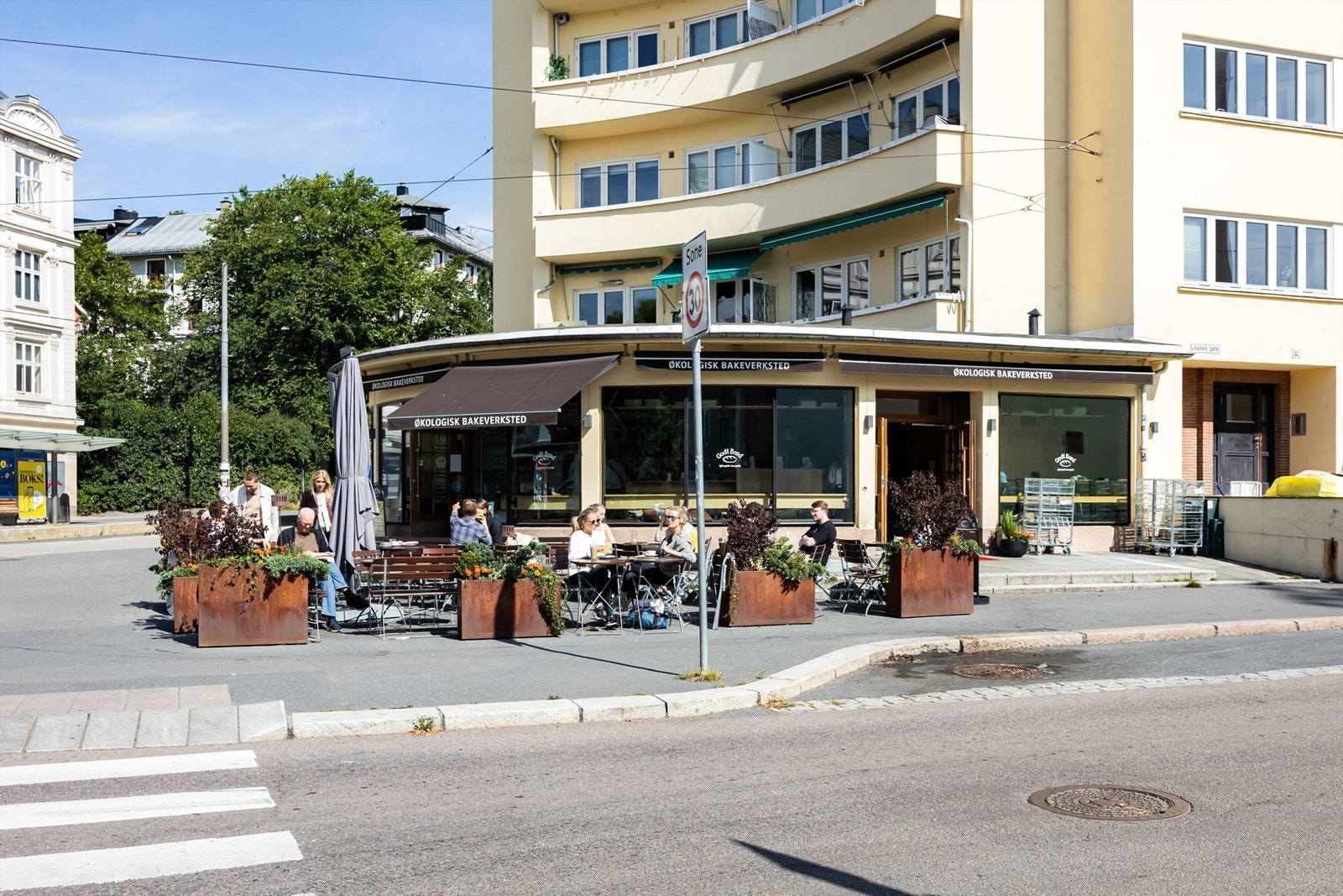 Bislett for øvrig byr på koselige fortauskaféer og restauranter. Galleribilde