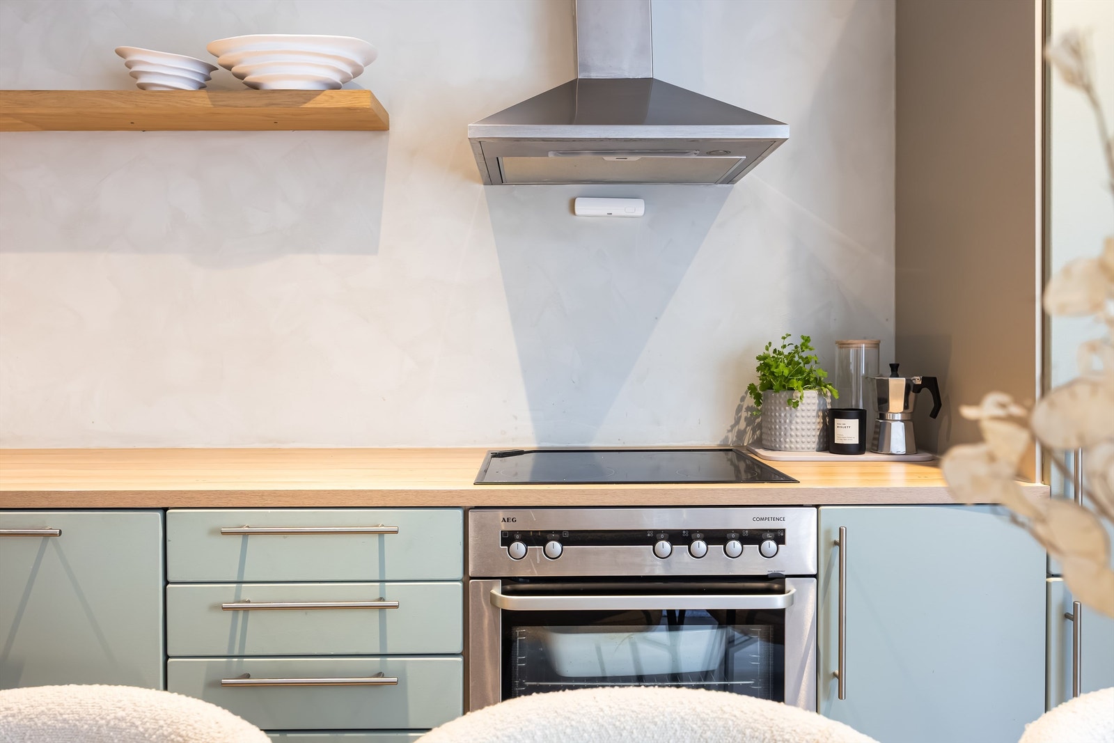 Benkeplaten er i laminat, samt vegghengt ventilator med kullfilter. Galleribilde