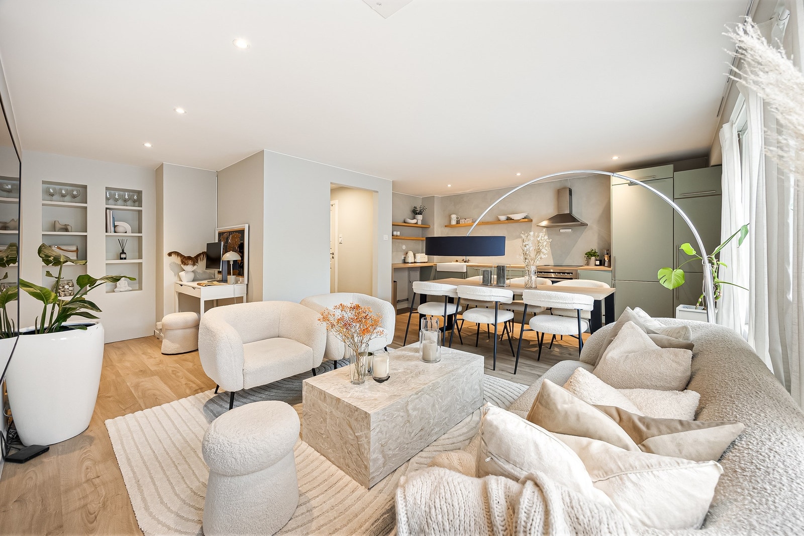 Leilighetens hjerte er en åpen løsning med maksimal utnyttelse av plass. Her får du god plass til både salong, stort spisebord og egen kontorplass. Galleribilde