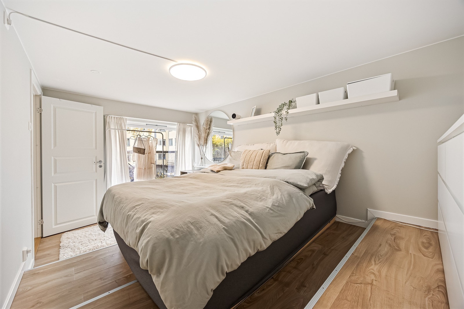 Innbydende soverom med plass til dobbeltseng, kommode og skrivepult. Store vindusflater som slipper inn rikelig med naturlig lys. Galleribilde