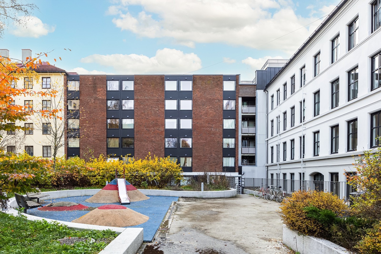 Hele leiligheten vender mot rolig bakgård. Frodig utsyn! Her kan man også gå direkte fra bakgården og inn på Vesuvio pizza, VU sushi, Kiwi og Coop xtra på under 1 minutt. Galleribilde