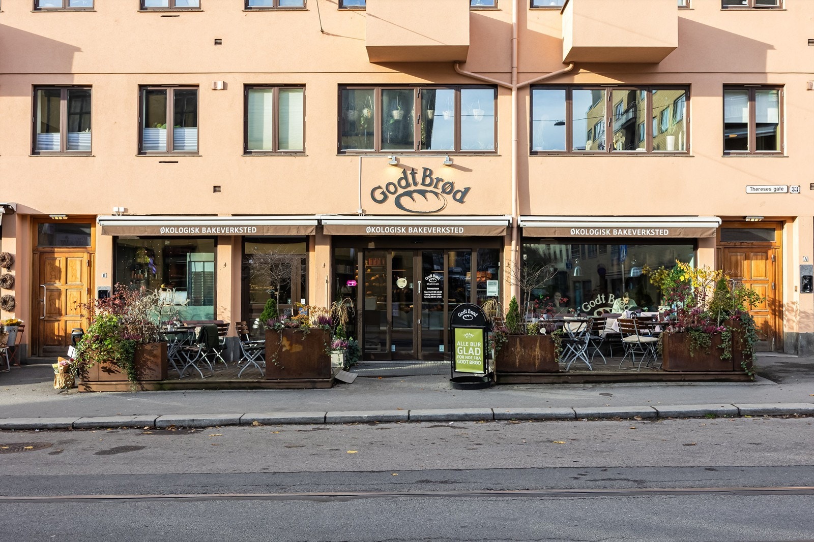 Beliggenheten i Eugenies gate gir deg et supersentralt utgangspunkt med nærhet til det meste hovedstaden har å tilby i form av yrende restaurant- og kaféliv, en rekke forretninger og servicetilbud samt god offentlig kommunikasjon. Galleribilde