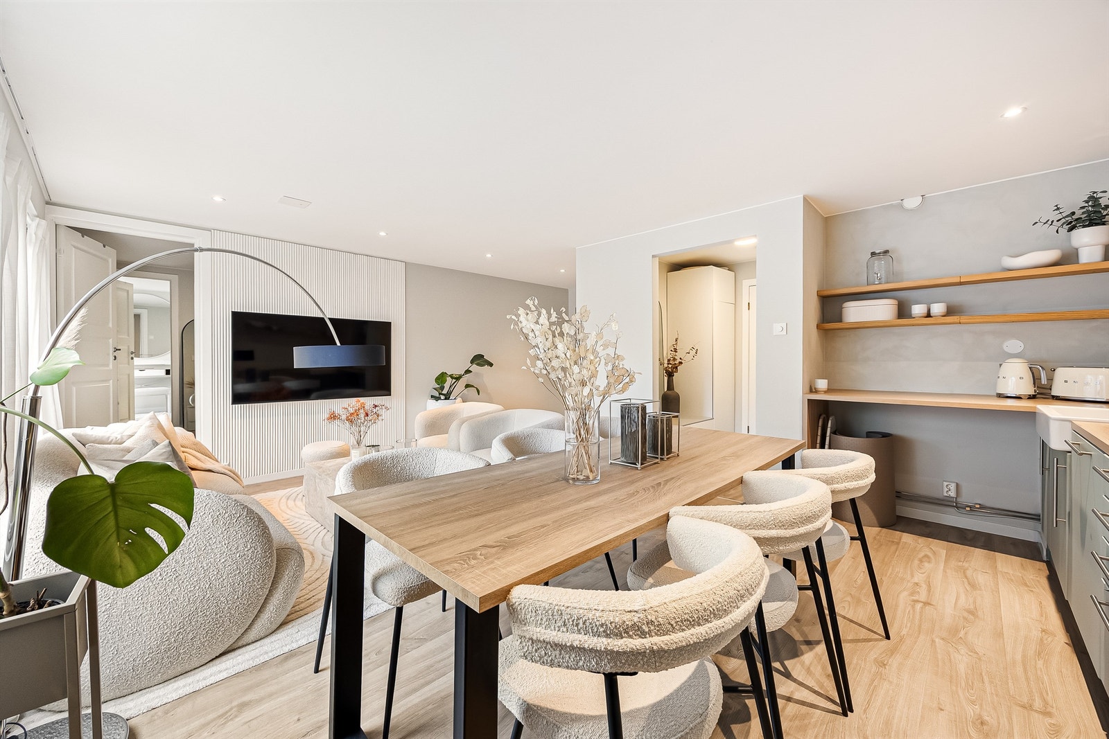 Stuen har god plass til sittegrupper, salongbord, tv-bord og kontorhjørne. Galleribilde