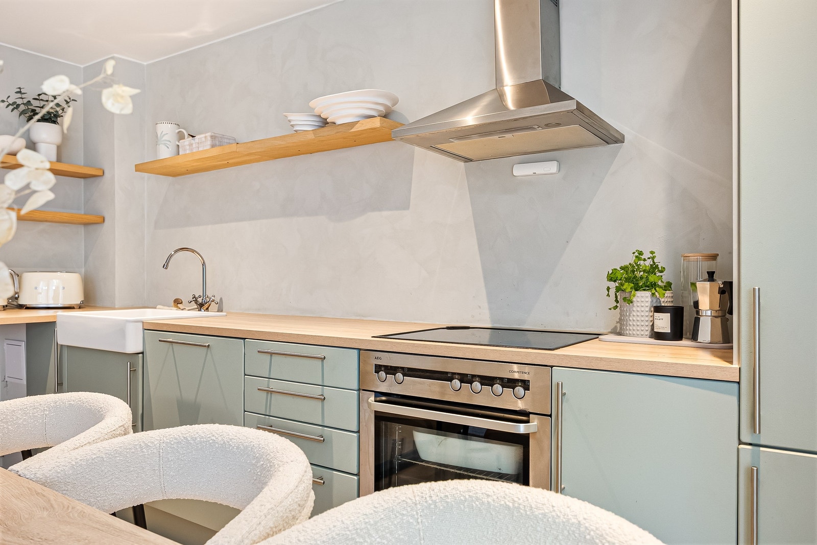 Dette er et kjøkken med rikelig skap- og benkeplass med innredning fra 2024. Galleribilde