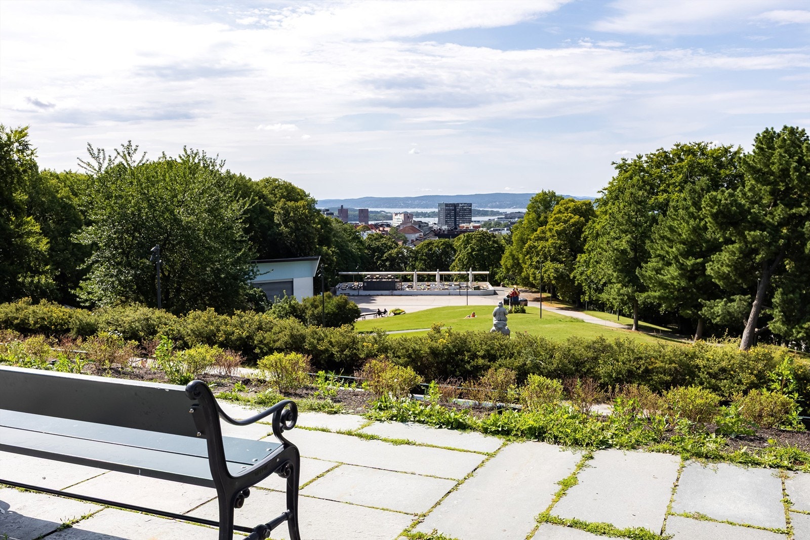 Området er videre omkranset av flere parker og grøntområder. På andre siden av Thereses gate finner du idylliske Stensparken med plaskebasseng, lekeplasser og uteservering på toppen. Galleribilde