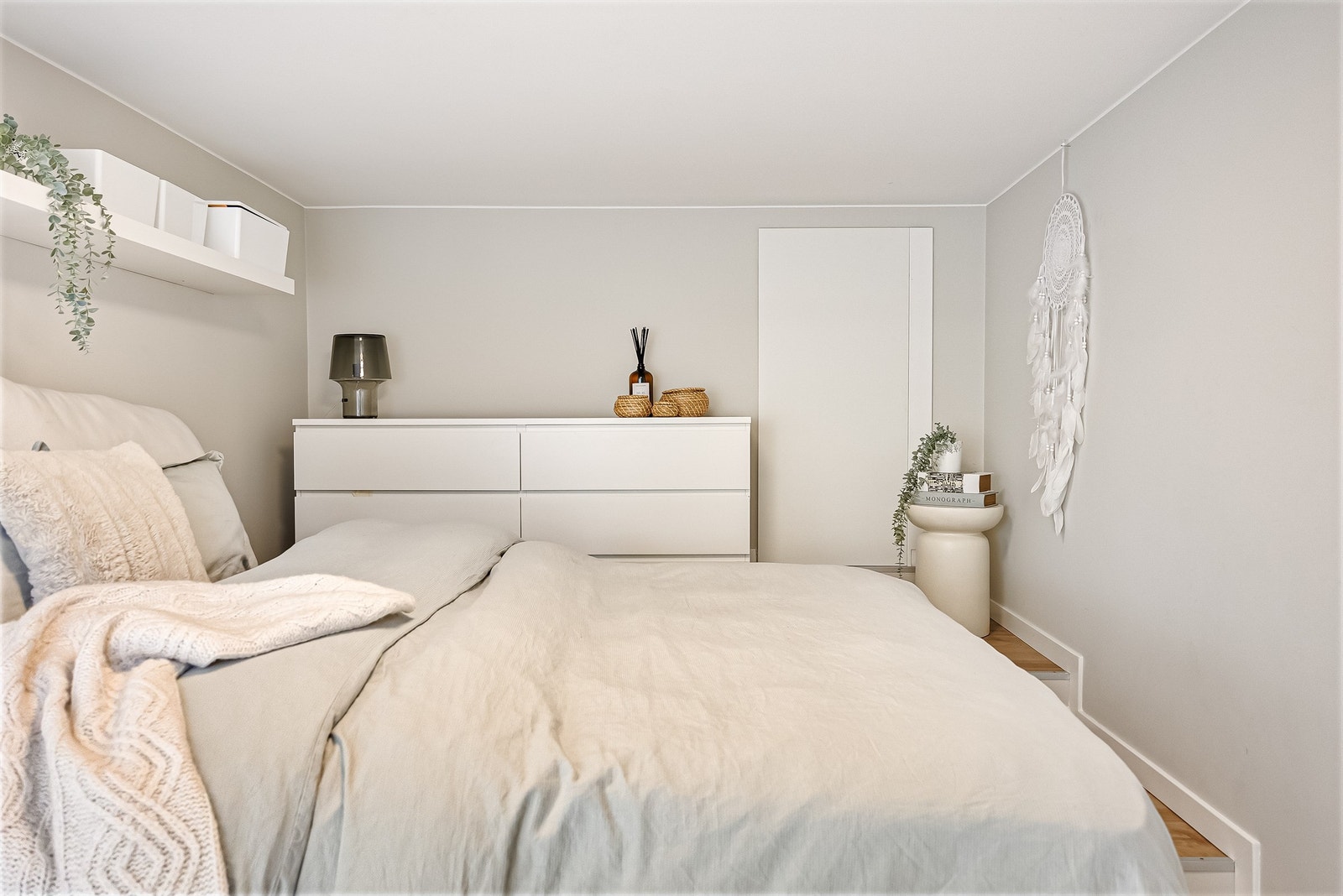 Inngang til innvendig bod fra soverommet med takhengt garderobeheng. Galleribilde