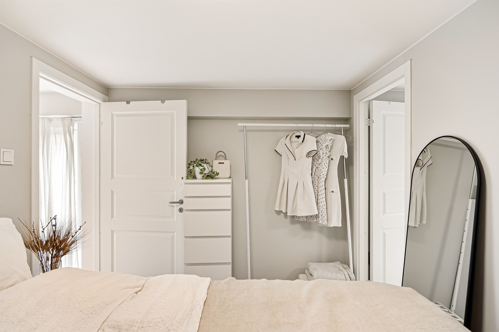 I dag er rommet innredet som soverom og det gjøres oppmerksom på at rommet ikke er godkjent for varig opphold. Vindu like utenfor rommet sørger for god utluftning og rømingsvei. Galleribilde