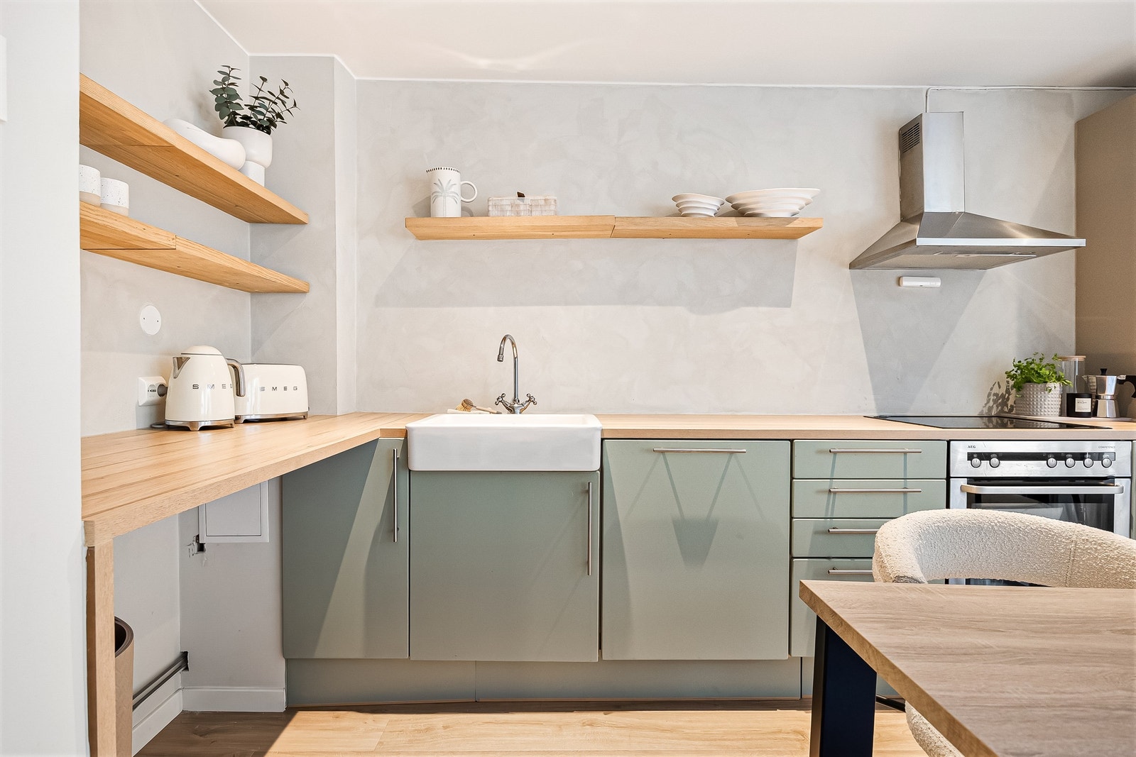 Kjøkkenet ligger i åpen løsning med stuen. Det er integrerte hvitevarer som stekeovn, platetopp, oppvaskmaskin og kjøleskap med frysedel. Galleribilde