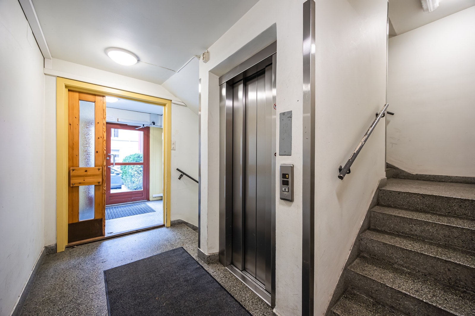 Leiligheten har adkomst via fellestrappeoppgang med heis og calling anlegg. Alle felles låser i bygget er i tillegg til nøkler digitalt styrt via app. Galleribilde