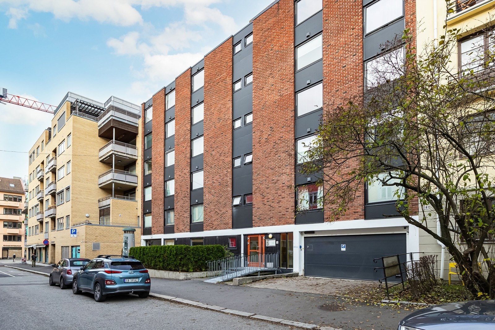 Her går man få steg og er da i Teresesgate hvor man har alt man trenger av ulike matbutikker, kafeer, trikk og buss osv. Galleribilde