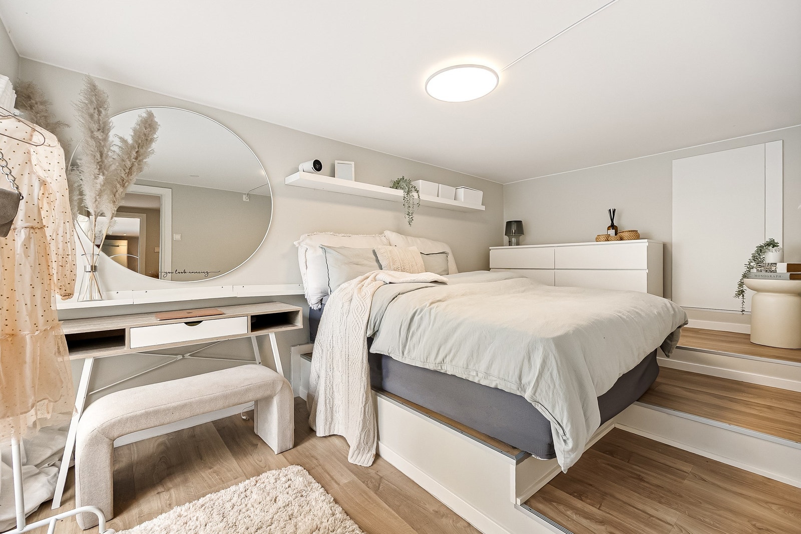 Rommet er holdt i en dus og behagelig nyanse - perfekt for soverommet. Galleribilde