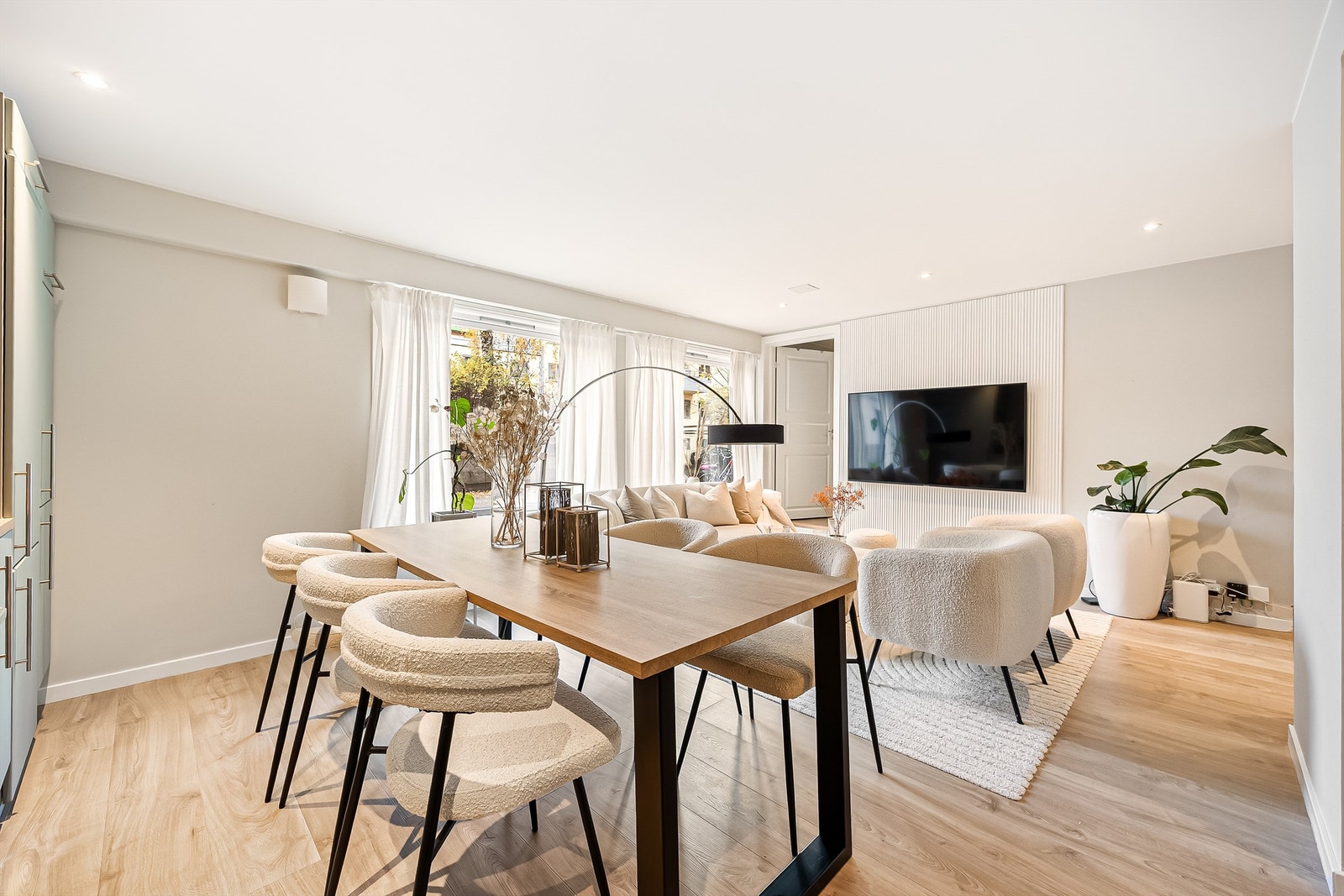 Stuen har store vindusflater som gir leiligheten godt med naturlig dagslys, i kombinasjon med moderne fargevalg gir en lun og god atmosfære. Galleribilde