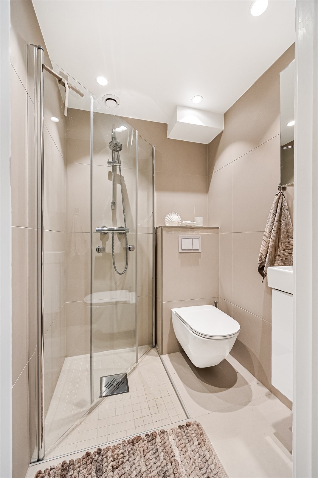 Videre har leiligheten et meget delikat bad med varmekabler i gulv som ble pusset opp i 2024. Spesialdesignede, innfelte spotter i tak gir en deilig spa-følelse. Galleribilde