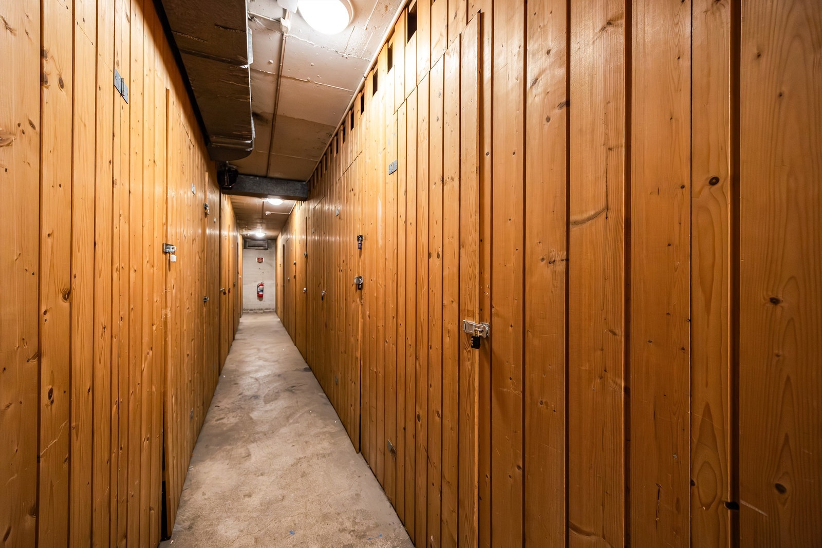 Boligen disponerer en kjellerbod på 2 kvm og en matbod på 1 kvm. God oppbevaringsplass. Galleribilde