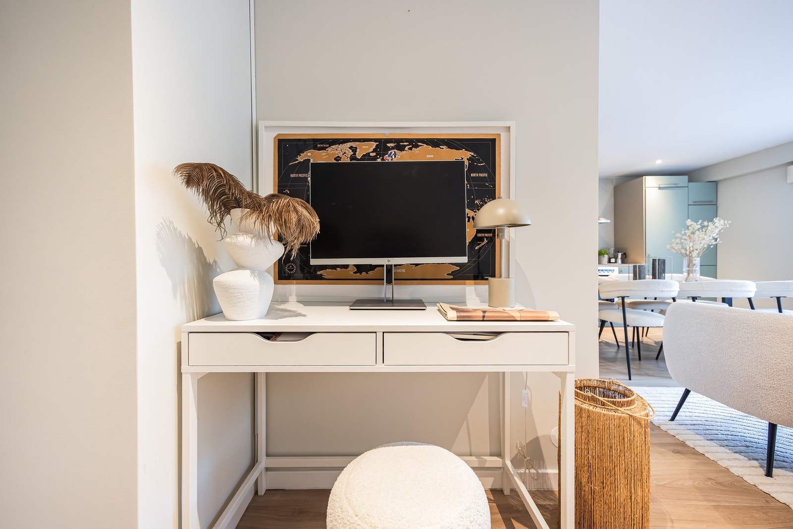 Sidestilt kontorplass for å unngå gjenskinn fra vinduer. Galleribilde