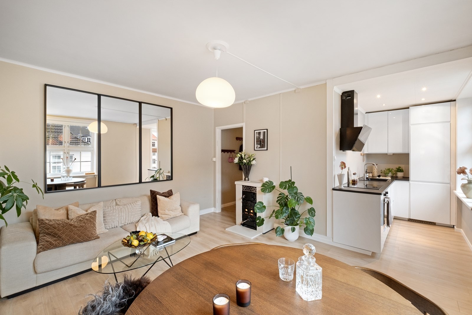 God plass til sofaseksjon med tilhørende møblement og spisebord. Galleribilde