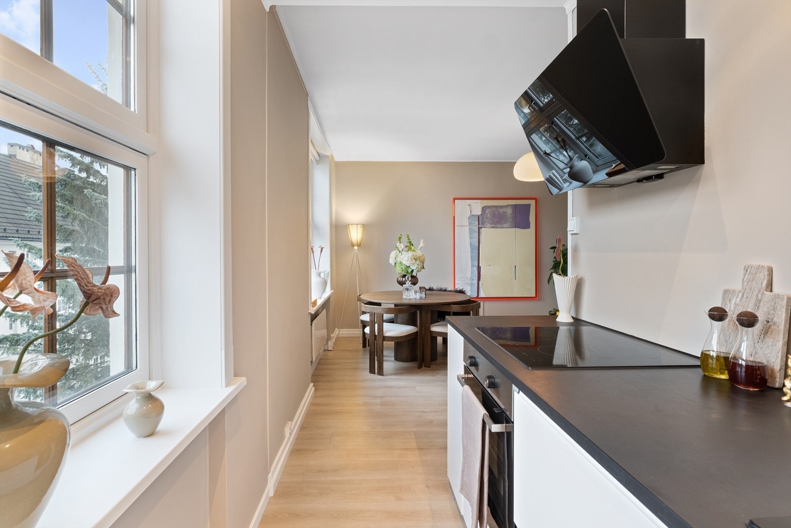 Integrert platetopp, stekeovn og oppvaskmaskin. Kullfilterventilator over kokeplass. Galleribilde