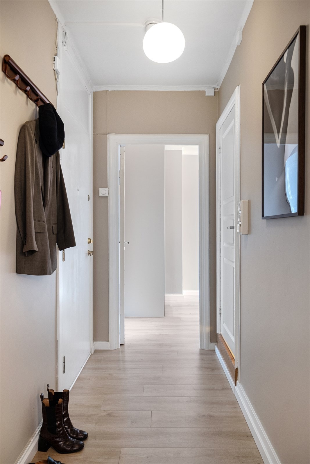 En lys og innbydende entré som gir et godt førsteinntrykk av boligen. God plass til sko og yttertøy. Galleribilde