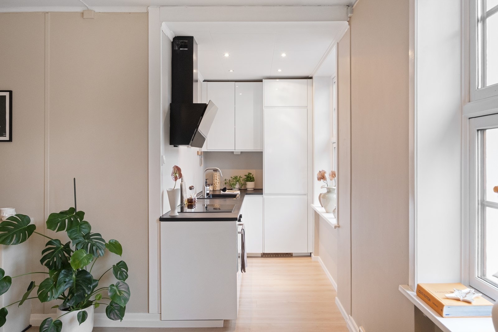 IKEA-kjøkken fra 2019 med åpen løsning mot stuen. Galleribilde