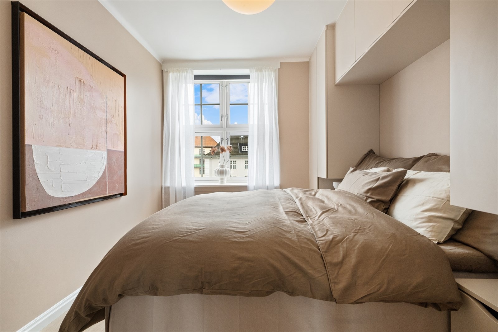 Romslig soverom med plass til dobbeltseng. Galleribilde