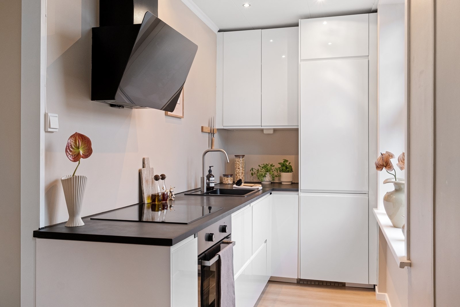 Kjøkkeninnredning med glatte fronter og laminat benkeplate med nedfelt vask. Galleribilde