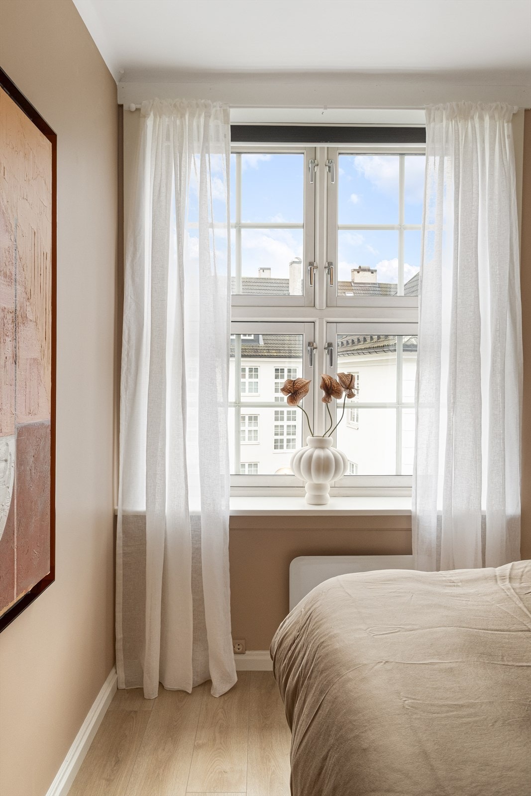 Store vindusflater som gir rikelig med luft og lys. Galleribilde