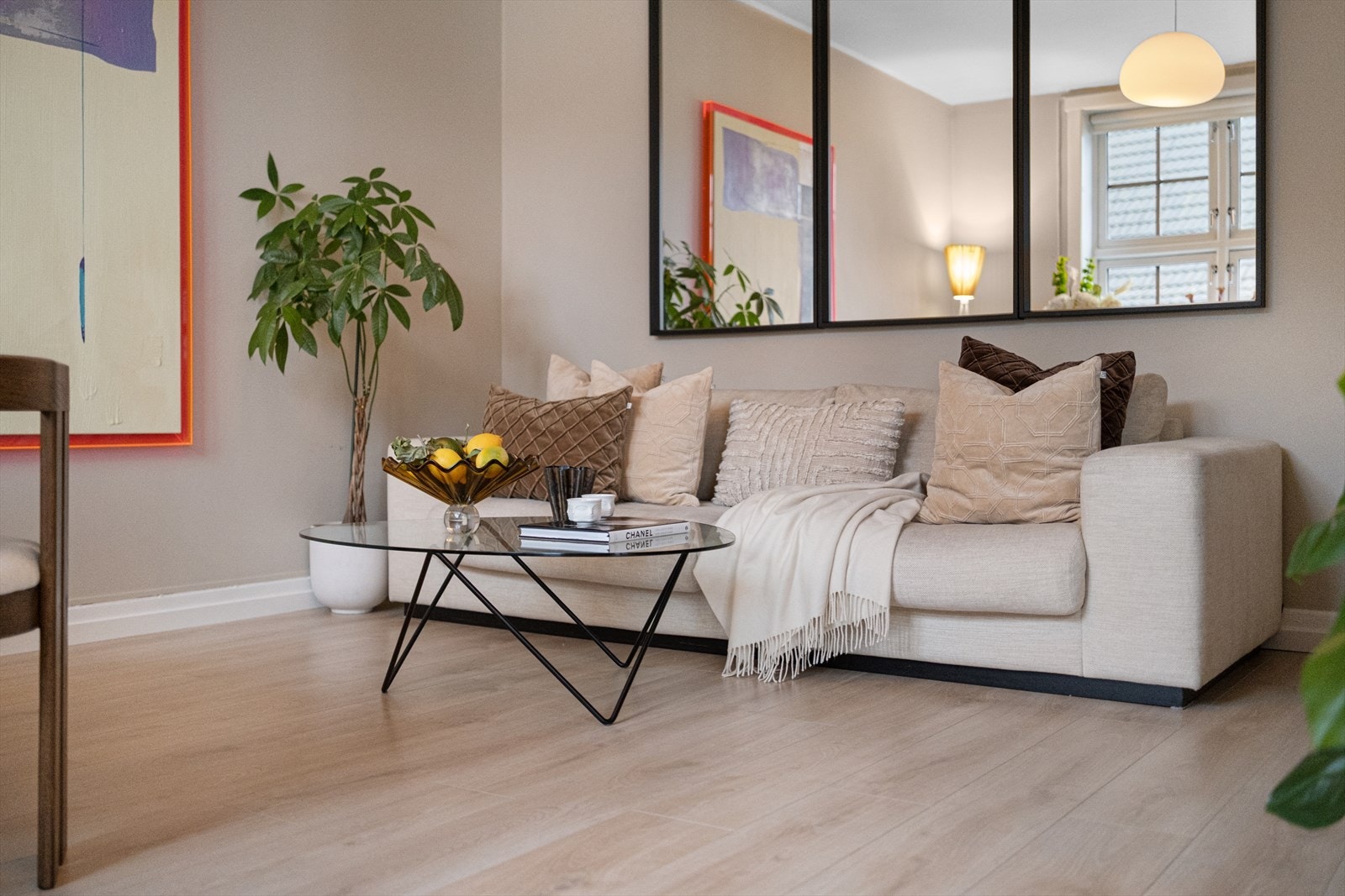 Leiligheten er malt i delikate og tidsriktige farger. Galleribilde