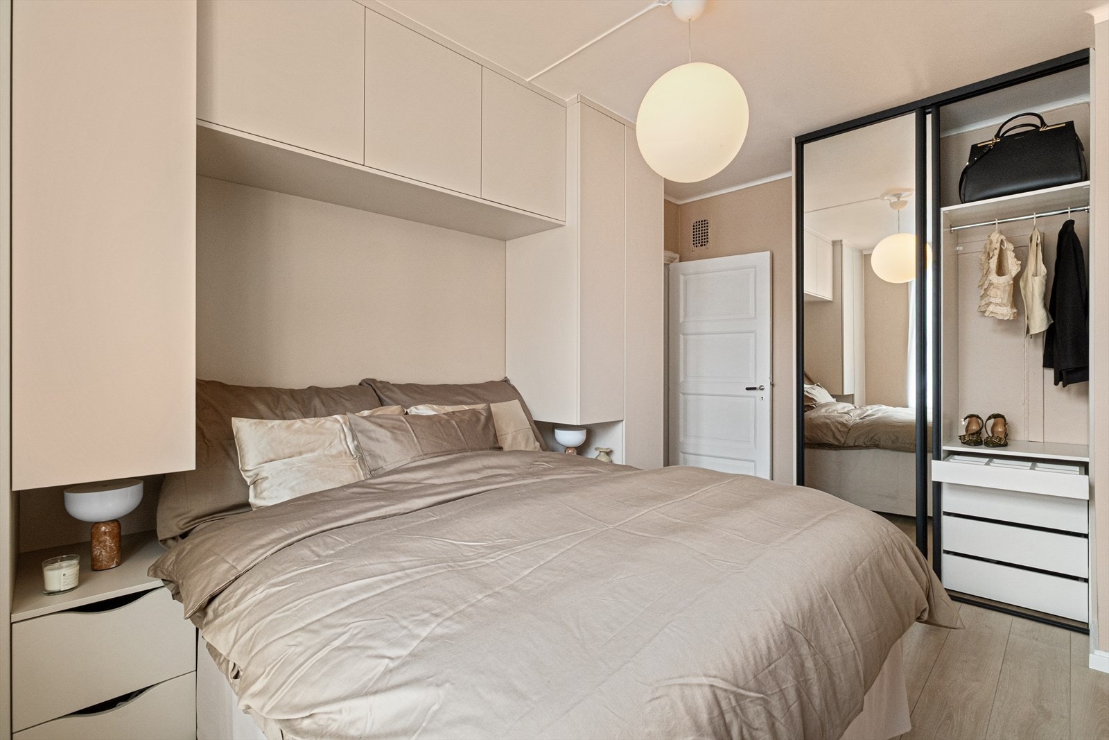 Masse oppbevaringsplass i ekslusive garderobeløsninger fra Garderobeeksperten. Galleribilde