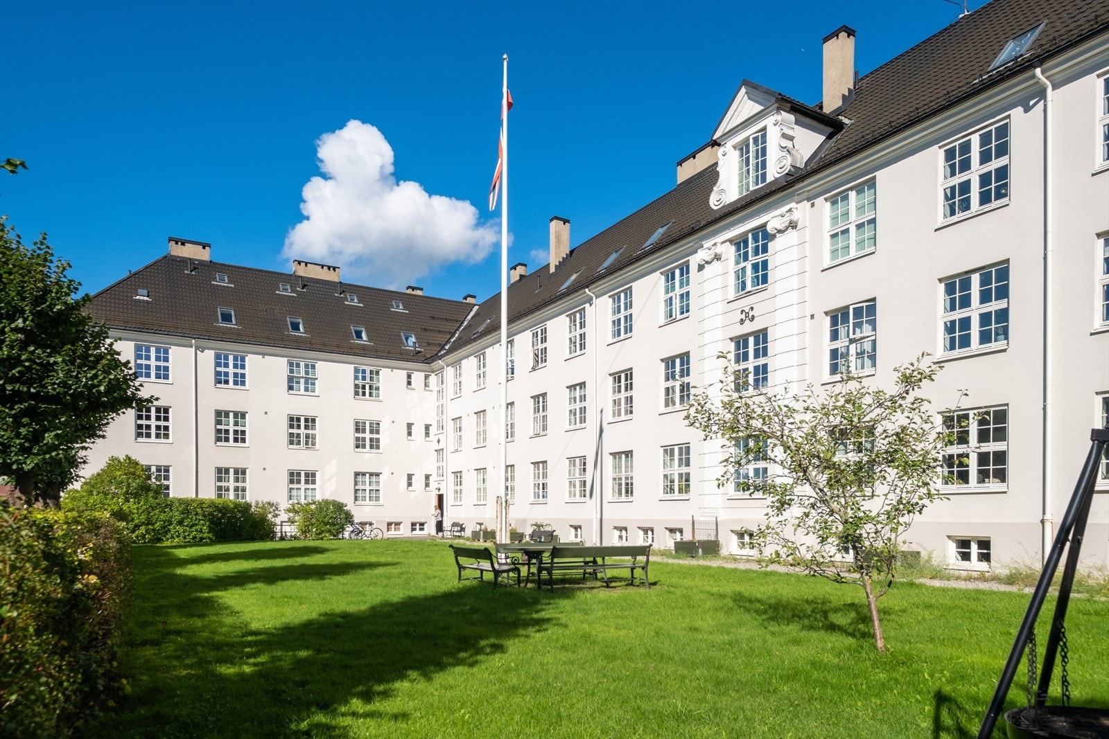 En lys, velholdt og trivelig 2-roms andelsleilighet med sentral og attraktiv beliggenhet på Rosenhoff. Galleribilde