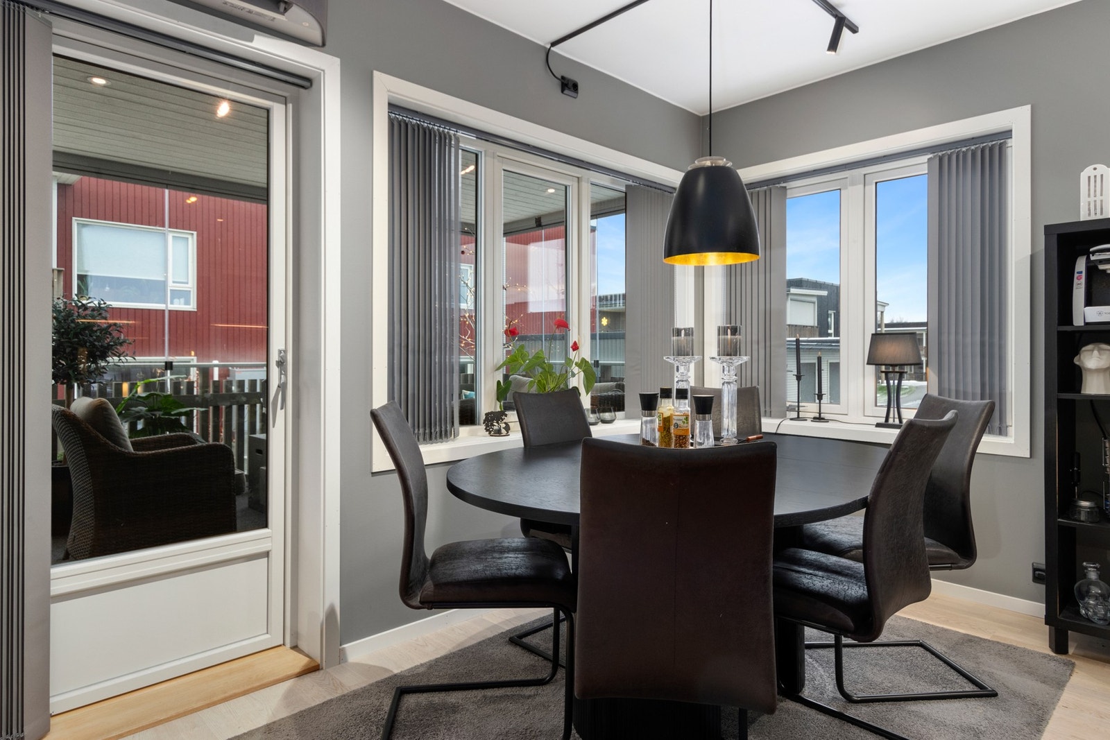 God plass til større spisegruppe. Galleribilde