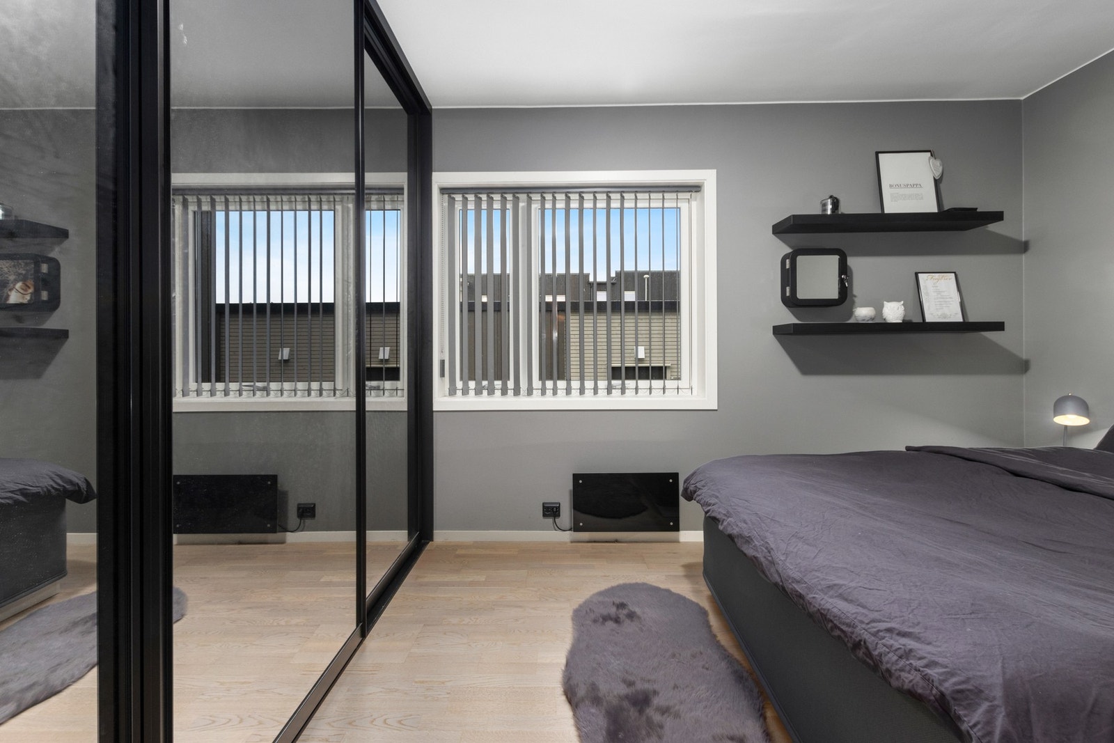 Soverom med skyvedørsgarderobe. Galleribilde