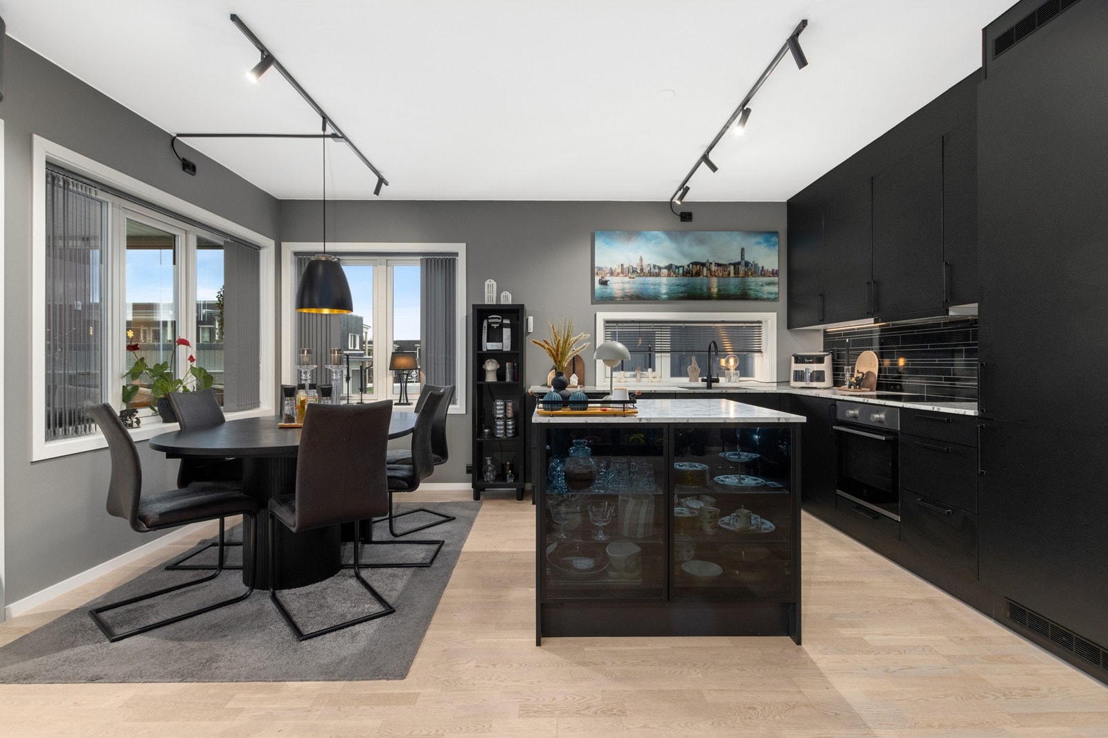 Romslig påkostet kjøkken. Galleribilde