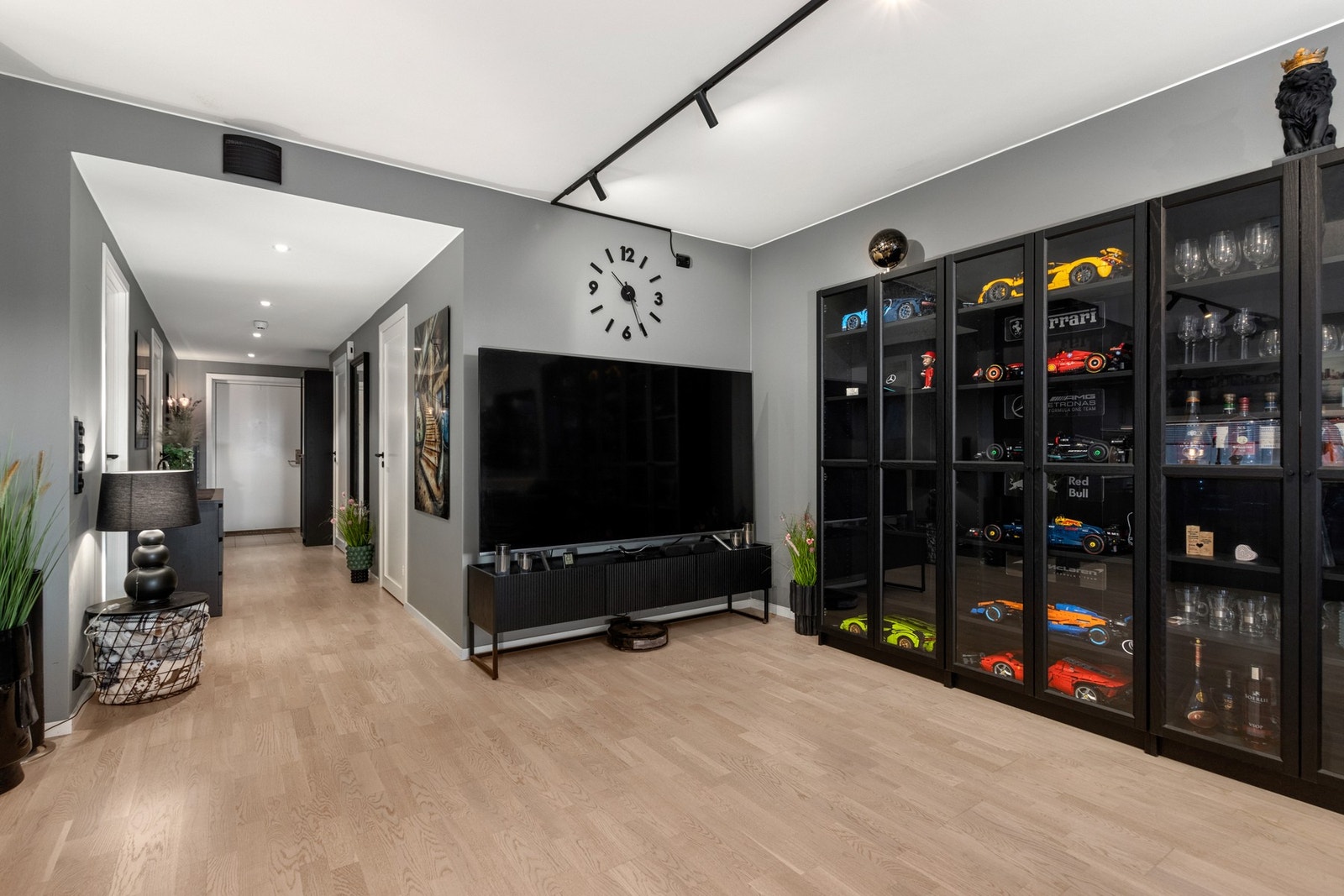 Romslig stue. Galleribilde