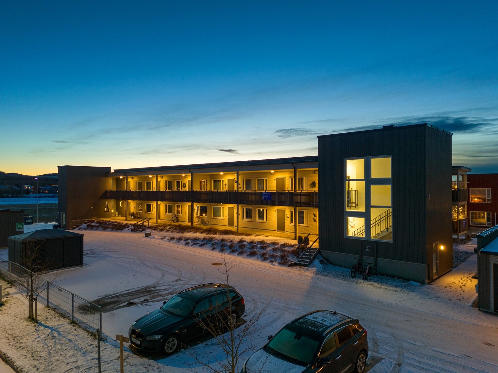 Fasadebilde - parkering i garasje under bygget. Galleribilde