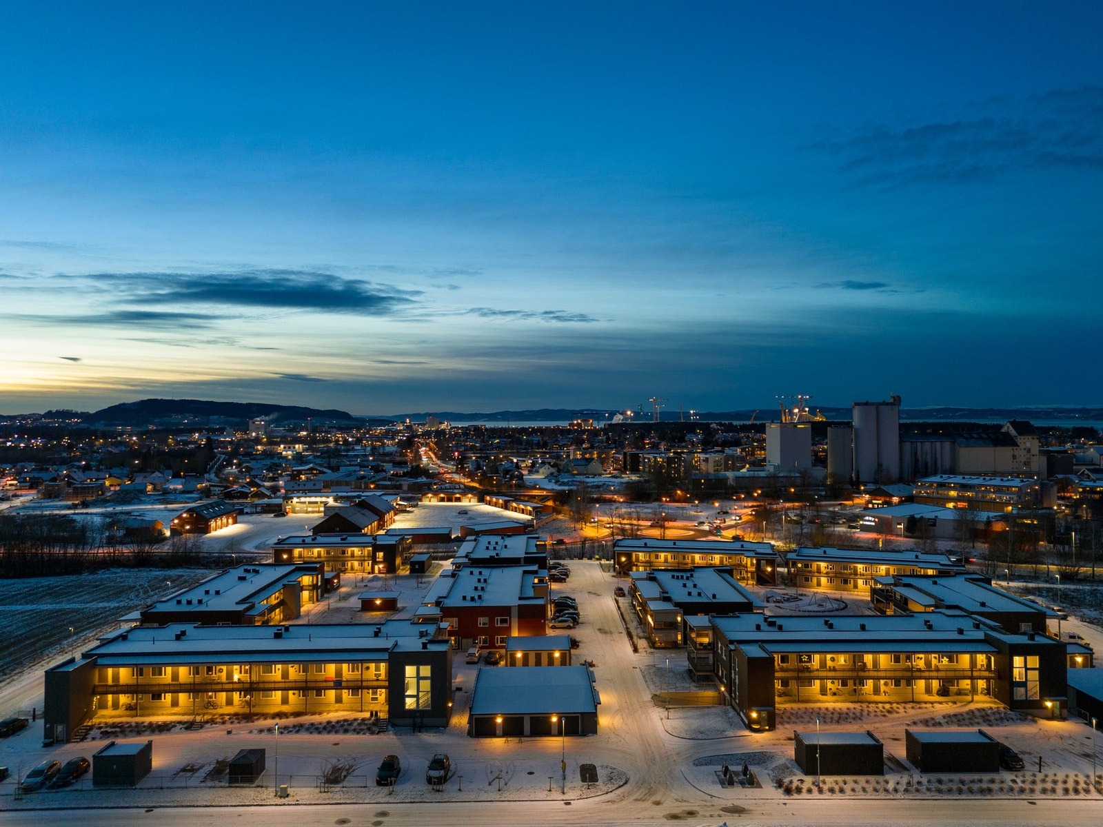 Oversiktsbildet - kort veg inn til sentrum. Galleribilde