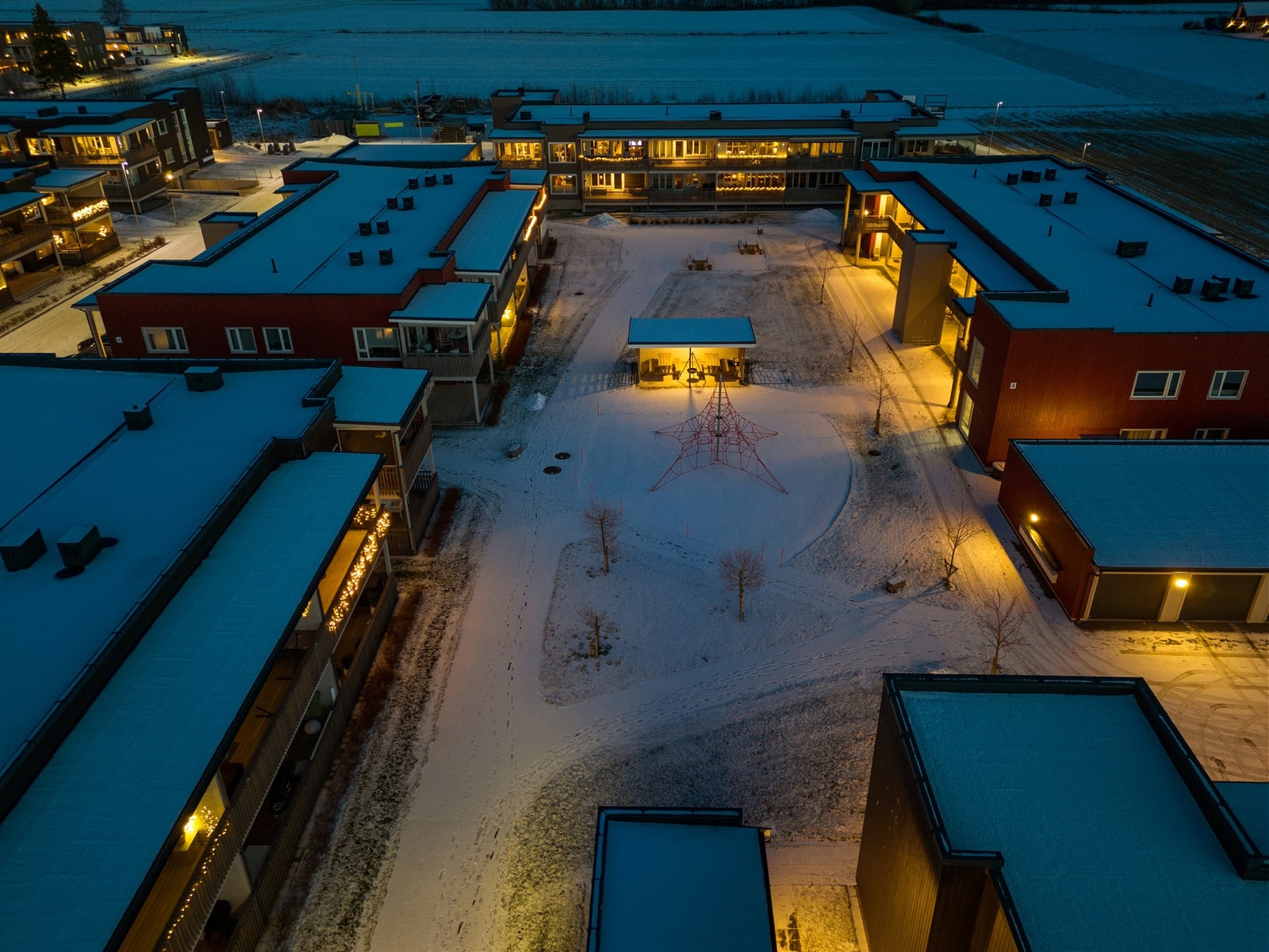 Opparbeidet uteareal i borettslaget. Galleribilde