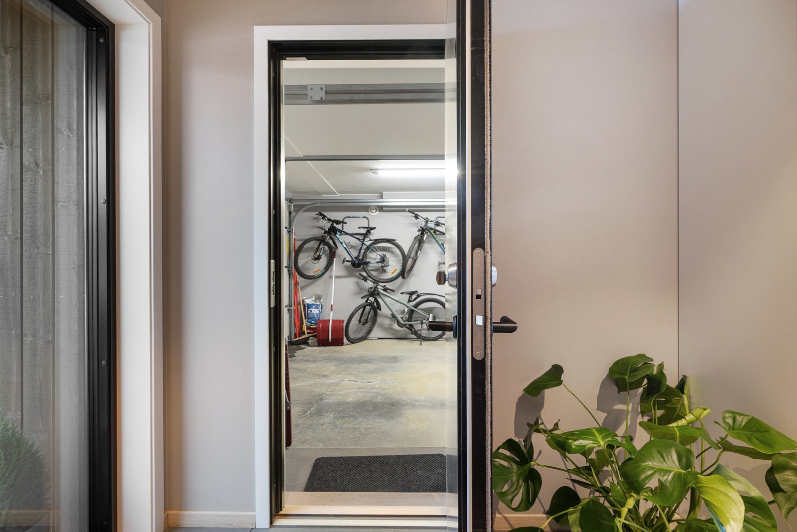 Fra garasjen går man tørrskodd direkte inn i entreen - praktisk og komfortabelt for hverdagen. Foto: Vidar Alvik Galleribilde