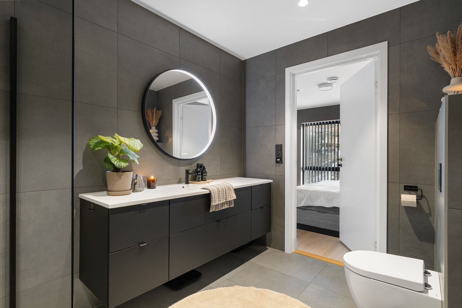 Utsøkt baderom med store fliser, oppgradert innredning fra HTH og behagelig varme i gulvet. Foto: Vidar Alvik Galleribilde