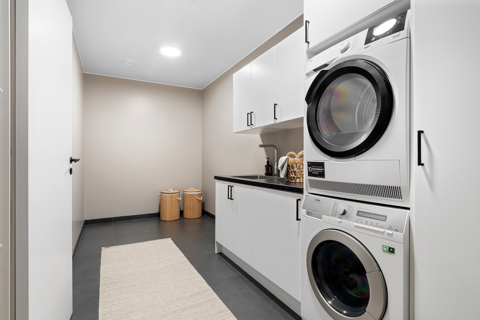 Stort og romslig vaskerom på 11 kvm. Rommet har innredning fra Epoq med praktisk kurvløsning for skittentøy i skap, samt stor plass til tørk og bretting av klær. Foto: Vidar Alvik Galleribilde