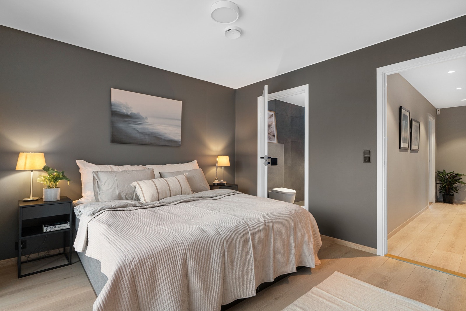 Foreldresuiten måler totalt 24 kvm. og vender mot nordvest. Vinduene har utvendig solskjerming. Foto: Vidar Alvik Galleribilde